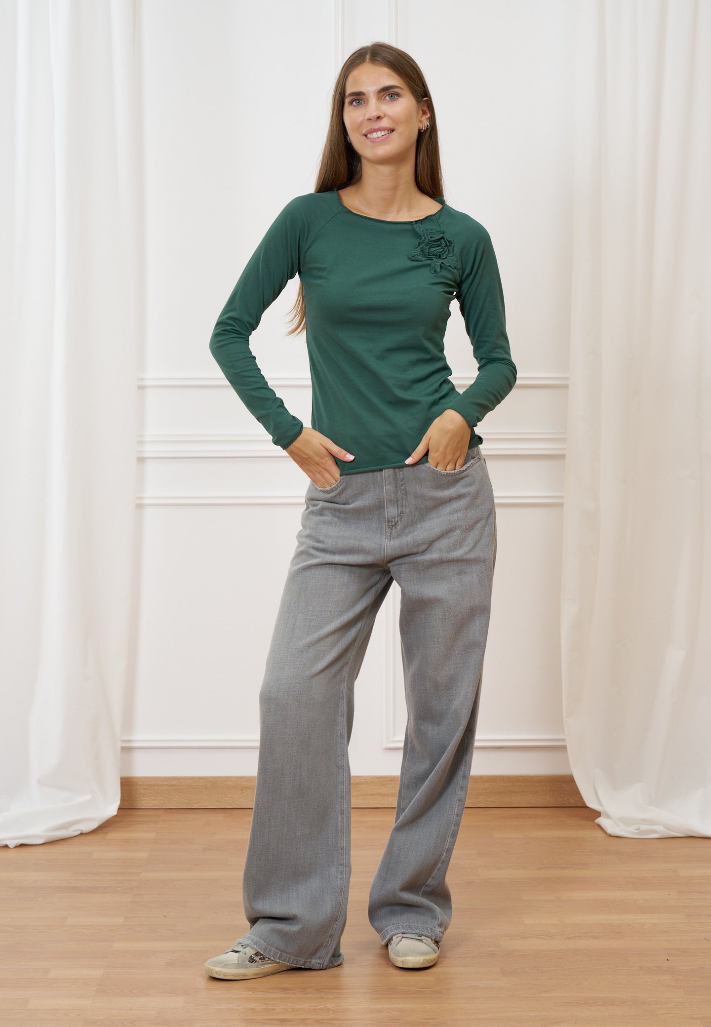 T-shirt scollo a barca con fiore