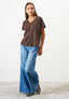 T-shirt scollo a v con spacchetti fondo