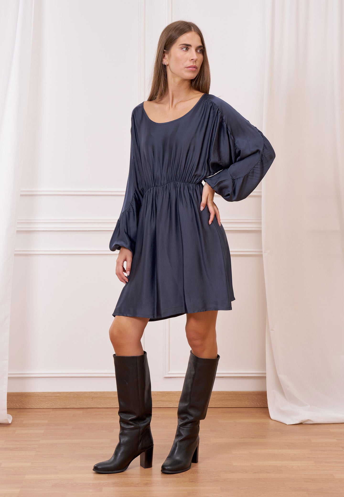 Vestito corto in raso