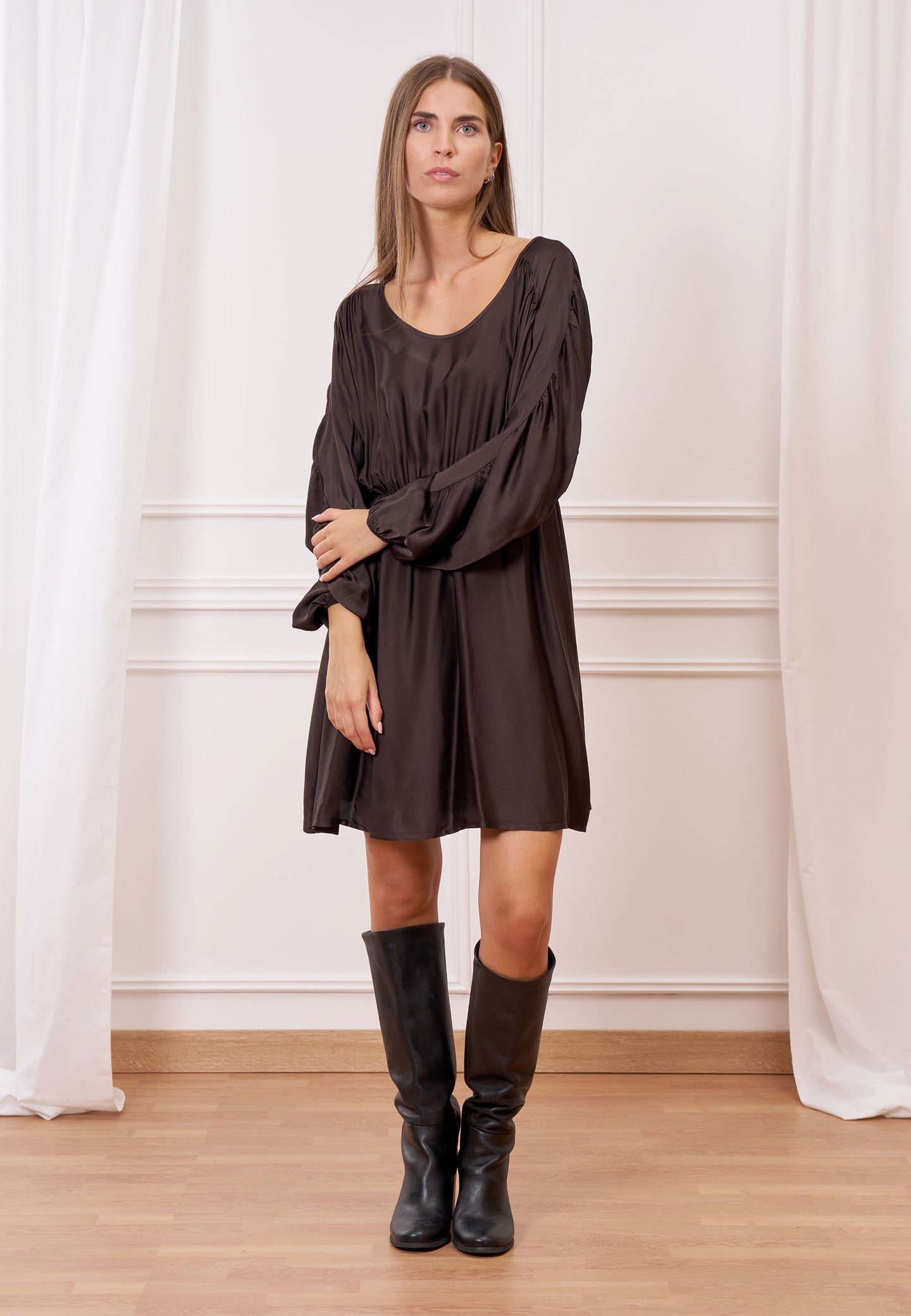 Vestito corto in raso