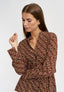 Blusa geometrica con faldone - MARRONE