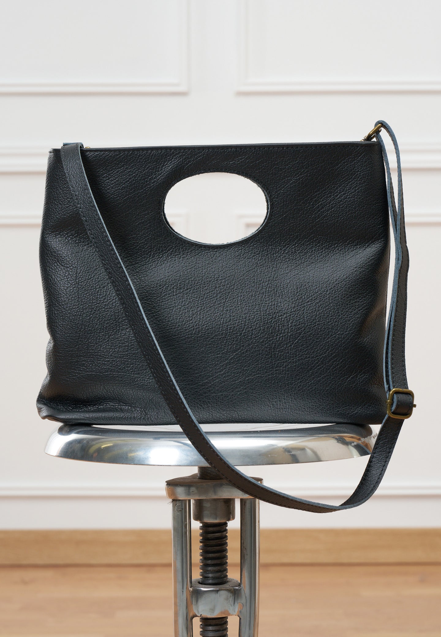 Borsa con oblò in vera pelle