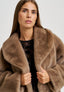 Cappotto corto in ecopelliccia - MARRONE
