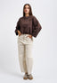 Felpa voluminosa crop con cuore ricamato - MARRONE