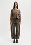 Maglia over girocollo a righe - NERO/TABACCO