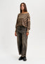 Maglia over girocollo a righe - NERO/TABACCO