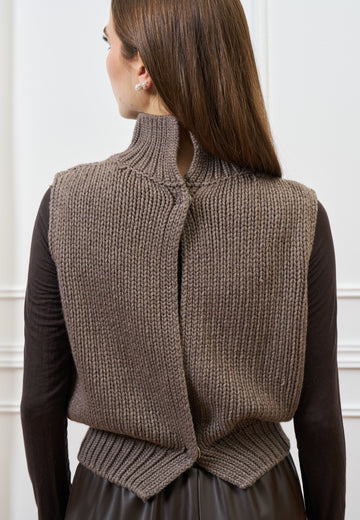 Maglia smanicata apertura sul retro