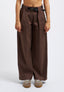 Pantalone con passanti larghi e cintura - MARRONE