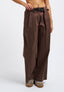 Pantalone con passanti larghi e cintura - MARRONE