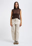 Top smanicato con collo alto in pizzo - MARRONE