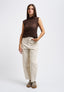 Top smanicato con collo alto in pizzo - MARRONE