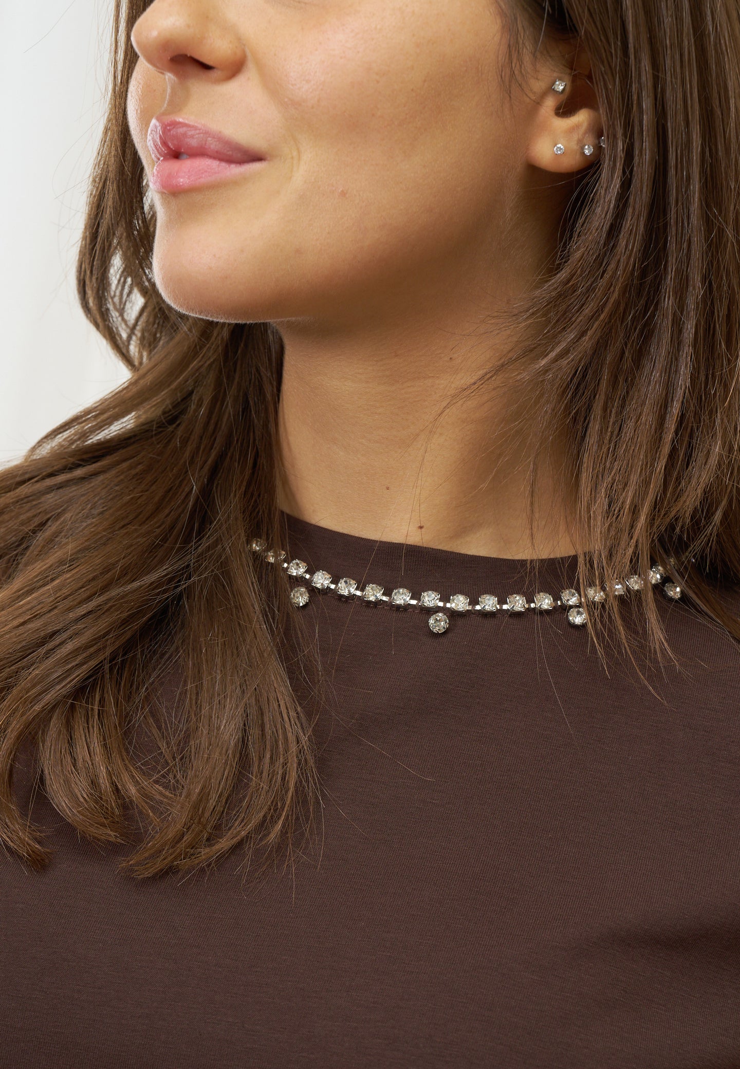 T-shirt con castoni al collo